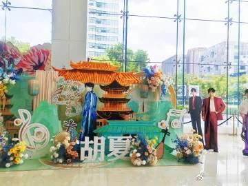 胡夏南京演唱会 在南京的舞台上，胡夏以他独特的歌声将所有观众带入了音乐的世界，每