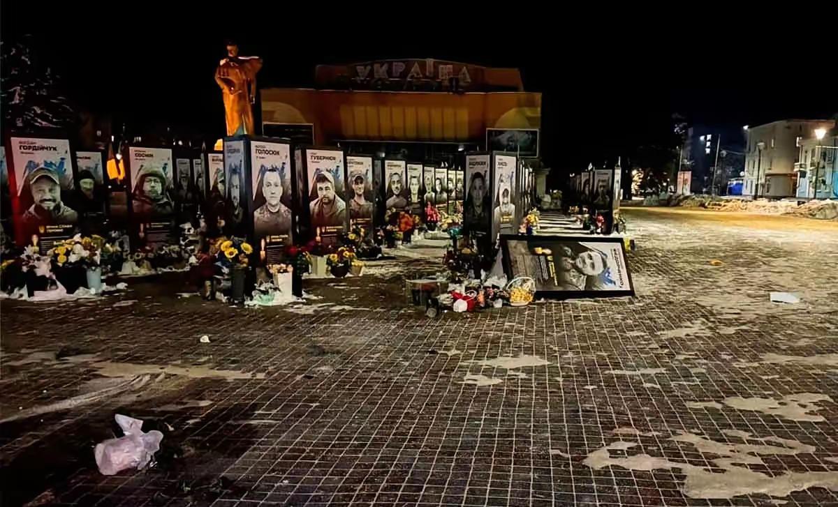 乌军阵亡将士纪念道遭厌战乌克兰女子打砸

太揪心！乌克兰女子打砸阵亡将士纪念道，