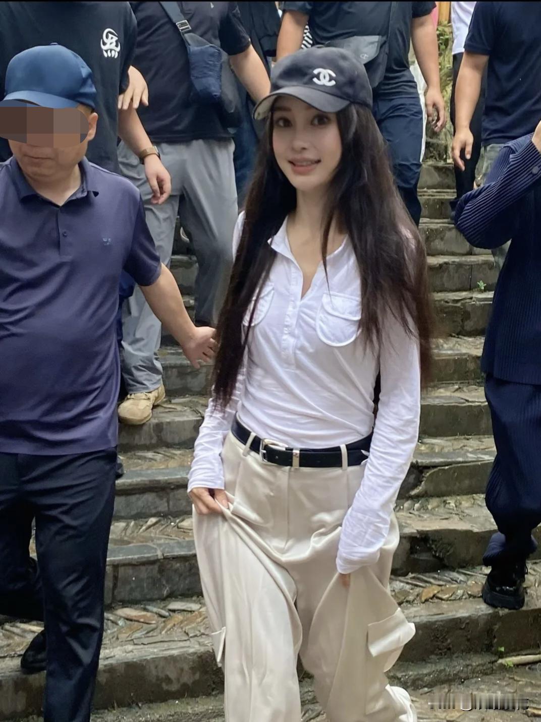 5月16日，杨颖现身贵州西江千户苗寨。一露面，现场瞬间被围得水泄不通，数名黑衣保