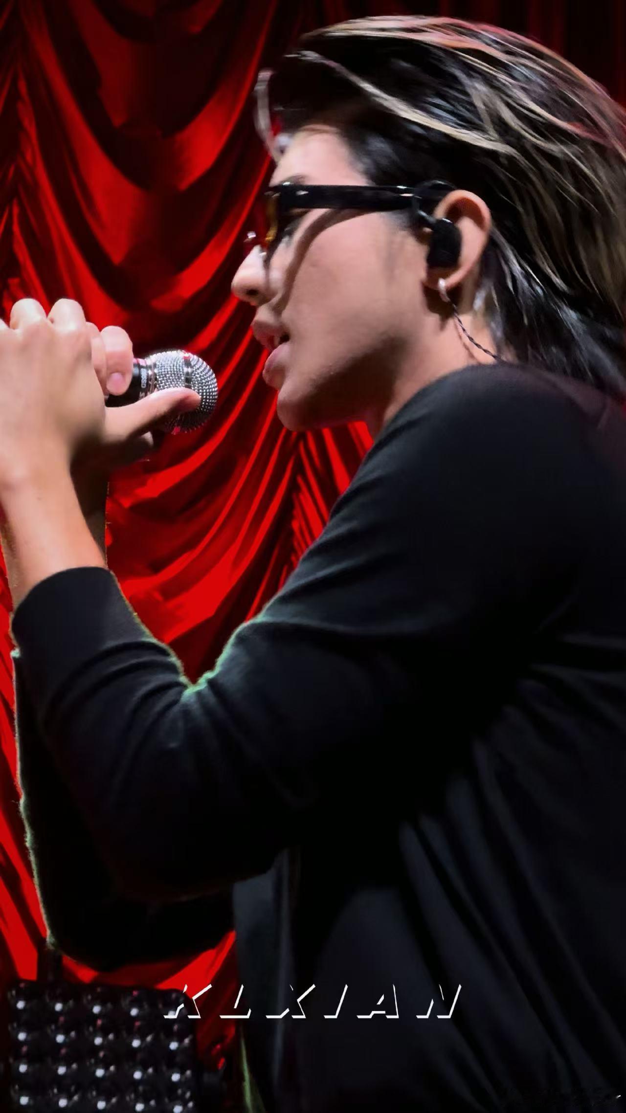 蔡徐坤紧身衣肌肉 被蔡徐坤的肌肉线条狠狠拿捏！紧身衣衬得身形愈发挺拔，力量与美感