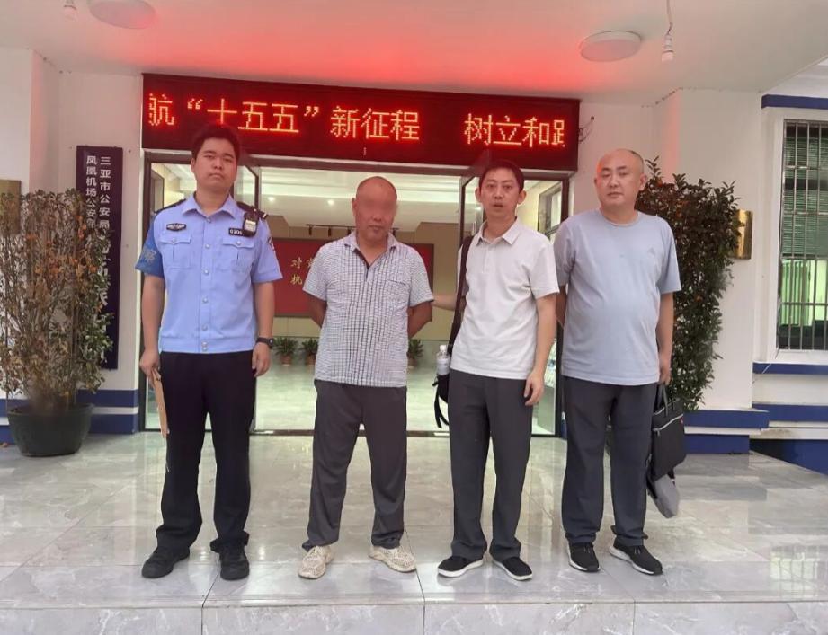 "警官，我孩子被困机场，差几百块走不了！"父亲心急如焚跑进警务室求助，民警依规核