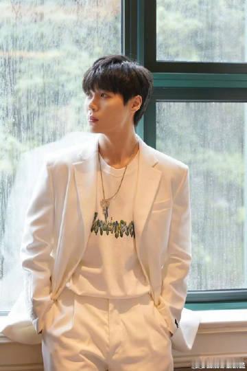 镜头外的左凌峰谁懂这种反差！镜头前亮眼吸睛，镜头后默默付出为大家加油，这份真诚直