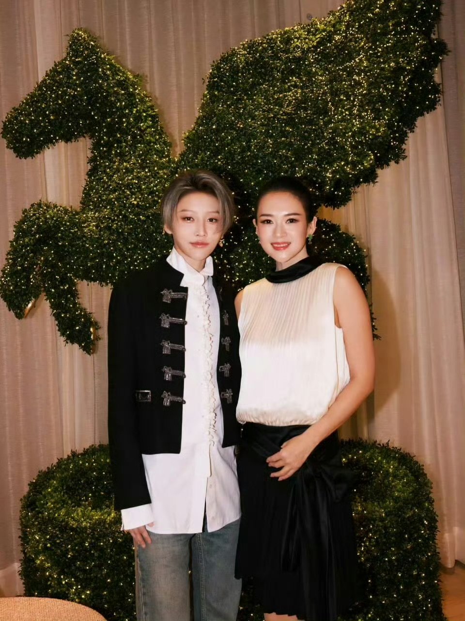 章子怡和刘雨昕合照章子怡和刘雨昕合照 