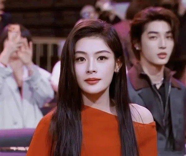 陈丽君是不是在这个春节档还挺亮眼的？《镖人》里陈丽君好有港式大花的那种感觉诶特别