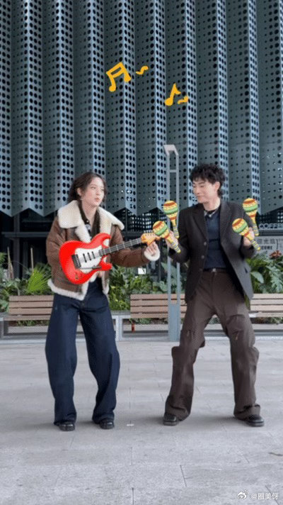 欧阳娜娜恩利在桃花坞合拍了被他俩的合拍狠狠惊艳！不愧是专业玩音乐的，默契无可挑剔