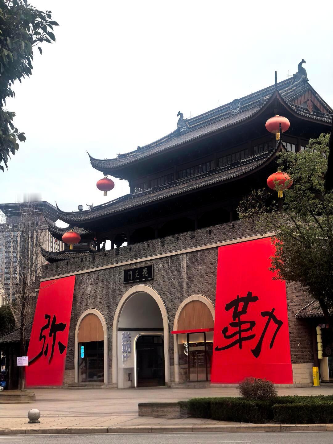 云南年味  红河年味 弥勒的佛城商都有着浓郁的年味和人间烟火气，是弥勒人的多巴胺