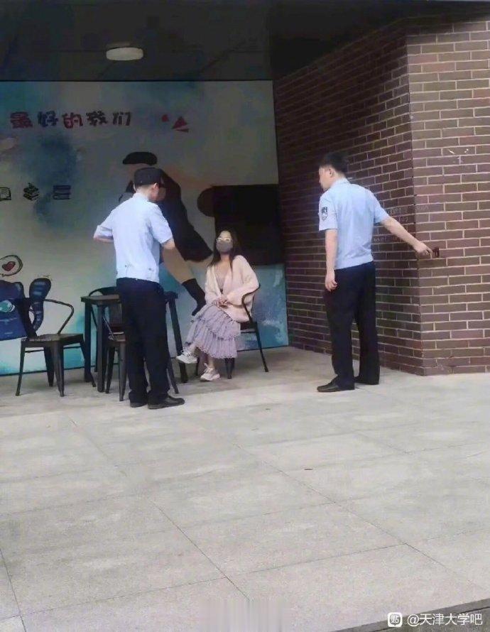 啧啧，现在有些女孩子怕不是中了邪了吧，天津某大的事，食堂里陌生人仅仅说了一句有些