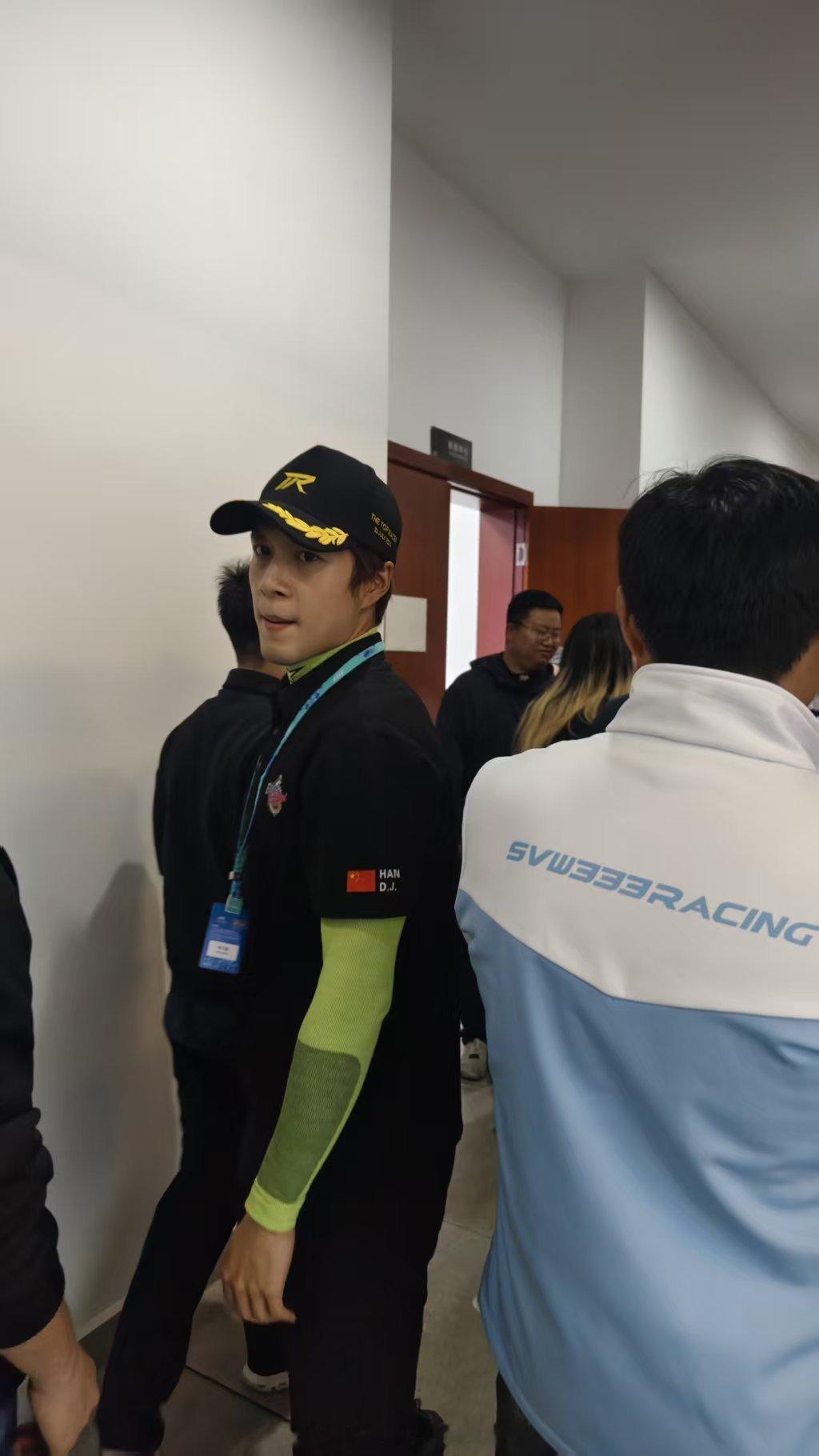 CTCC株洲站即将开赛韩东君 李治廷都在现场练习只想说真人很帅 穿上赛车服更帅[