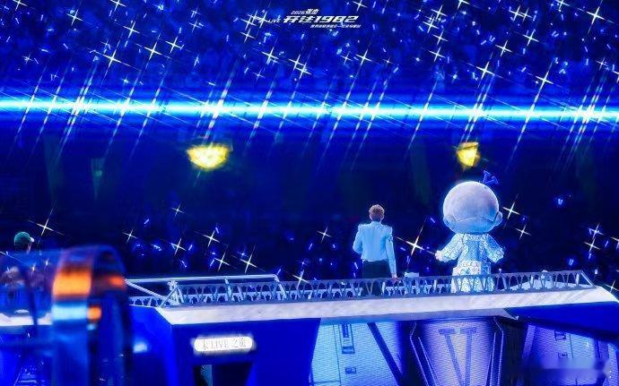 张杰你们是在和我讲相声吗谁能拒绝张杰的现场？《过云雨》前奏杀+俏皮互动，每一句合