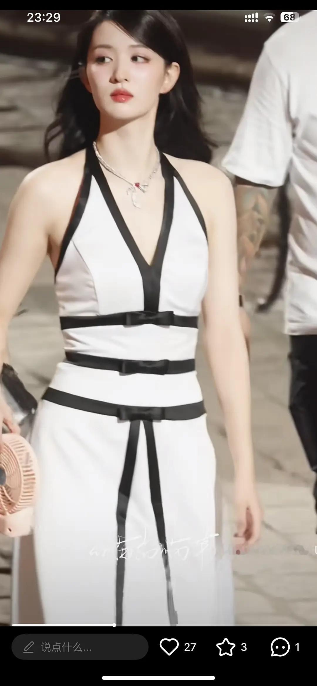 王楚然这衣服，好像2000年后都很少见 