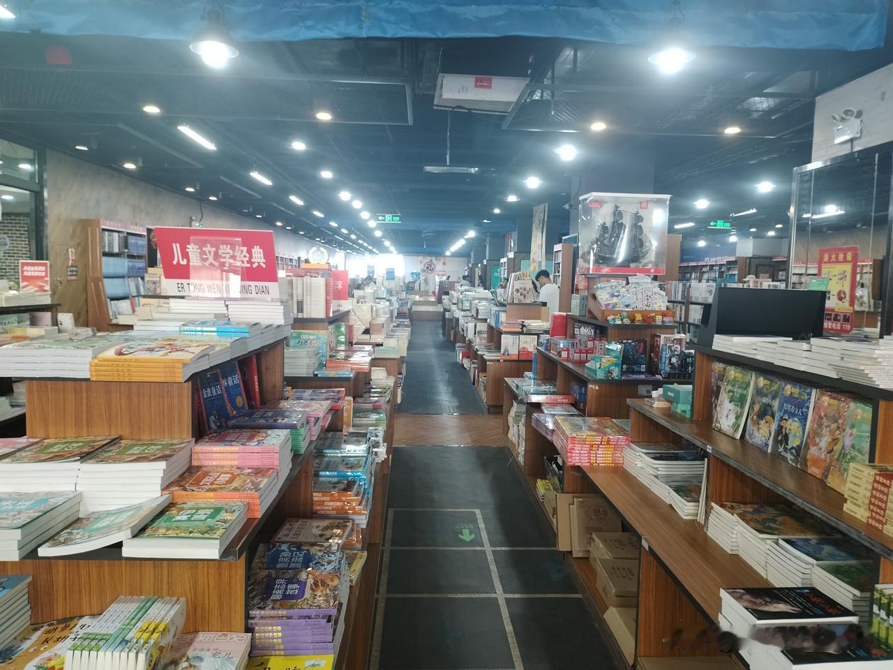 昨天想着给儿子在新华书店提前买三年级的语文和英语书，让他在假期间预习一下。于是坐