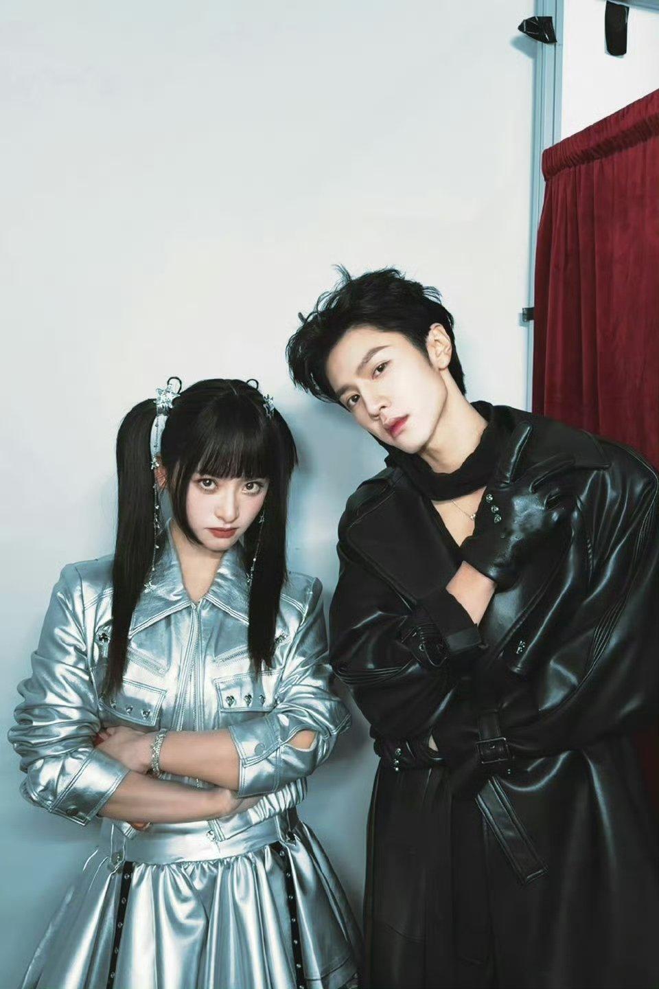 沈月插着手在后台到处合影 沈月在后台到处合影 沈月插着手在后台到处合影 