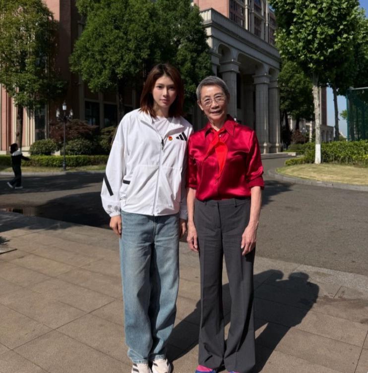 左边这位年轻的女孩，是一位知名的跨栏运动员。
大家认出来了吗？
如果不看说明，我