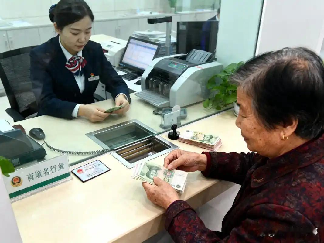 我妈每月退休金突然少了2800，我带我妈去问，办事员说:阿姨，您工资卡是不是借给