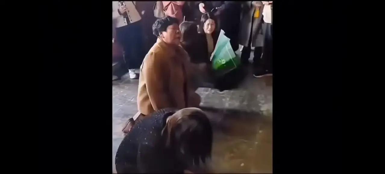 如果有冤，你不去法院申诉，却跑去包公祠，开封府堂哭泣，今人却去求助古人，而且是一