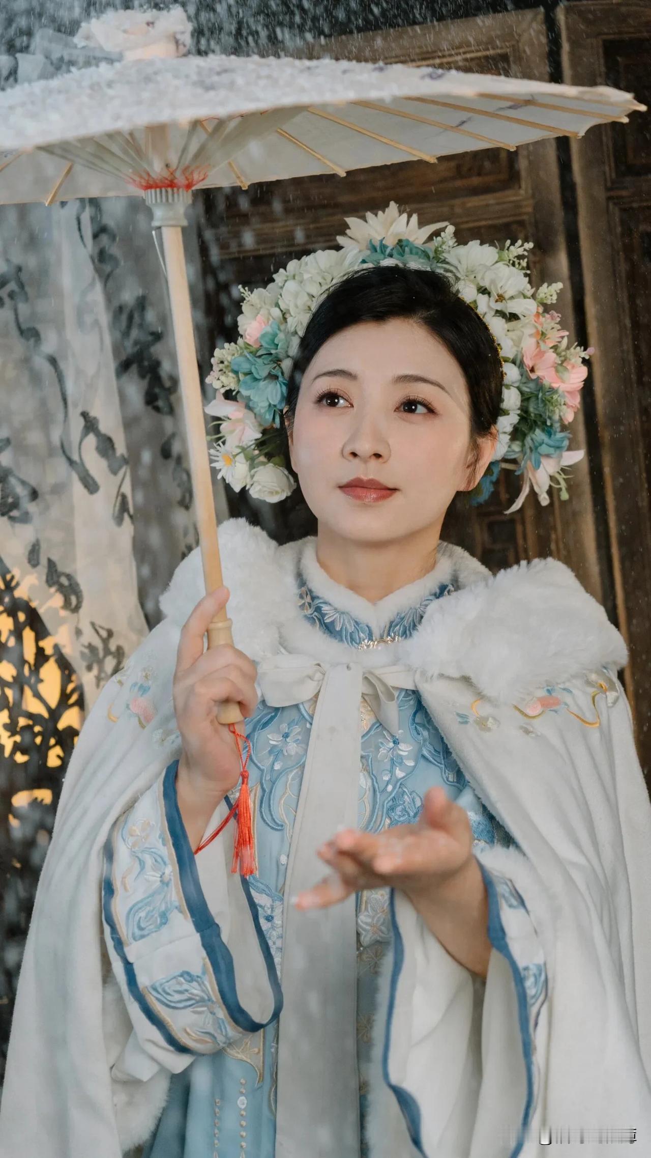 这个簪花的人好像眉姐姐，仔细一看，我去，还真是本人。真的，阑曦姐姐只要不穿自己的