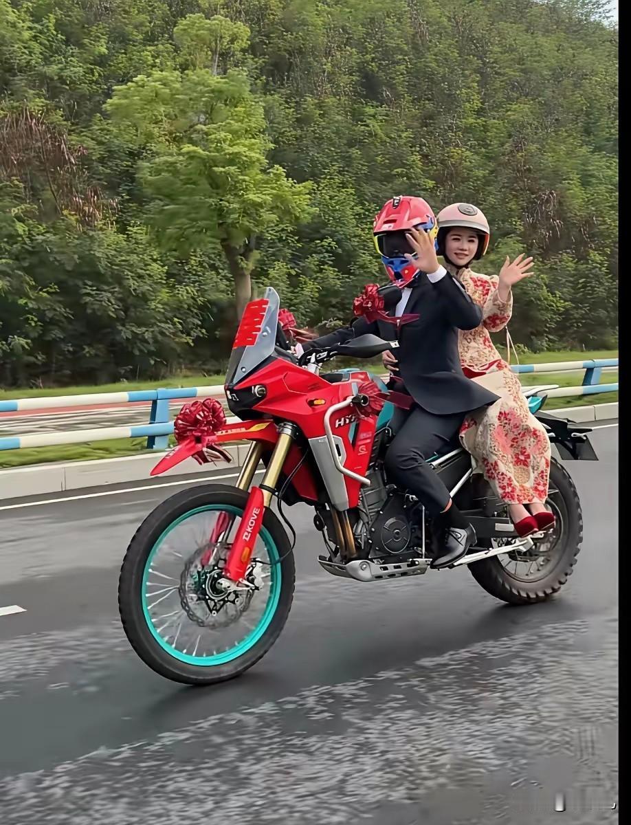 这个“栽舅子”绝对是个人精！

我说这场婚礼看着挺热闹，但也挺复杂。陈小铭的迎亲