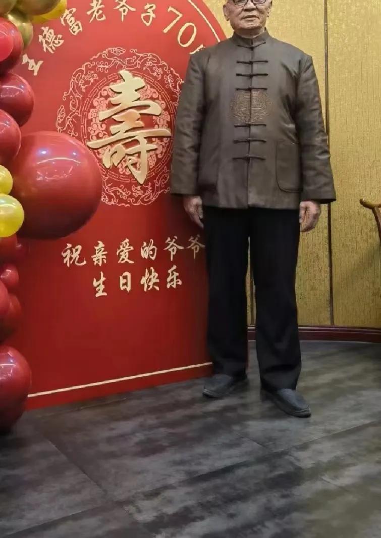 真没想到！河南郑州，昨天我带着一家人外出给老爷子过69岁大寿，在当地高档饭店点了