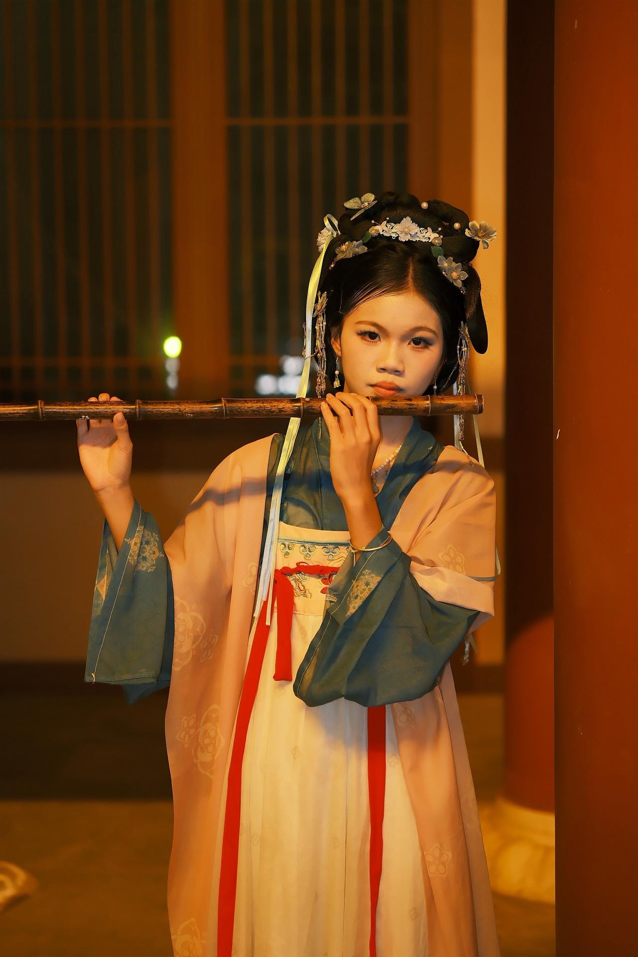 古镇的夜晚，随拍几张原创汉服计划 汉服里的东方美学细节 国风古韵汉服有多绝 汉服