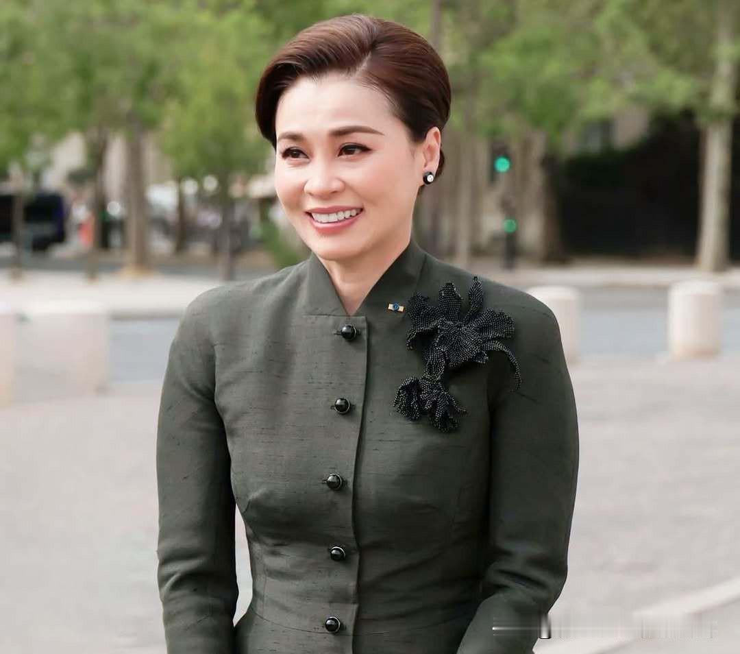 玛哈国王和苏提达王后、思蕊梵公主参观巴黎凯旋门，并为无名英雄敬献花篮。王后的穿搭