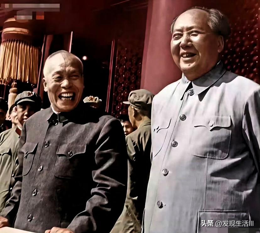 1965年李宗仁受邀回国，与教员并立与天安门城楼，教员能够给一个打了几十年的老对