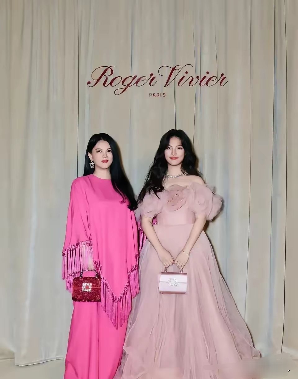 李湘账号被封那晚，王诗龄在伦敦画室待到凌晨三点。这不是巧合。母亲的每一次热搜争议