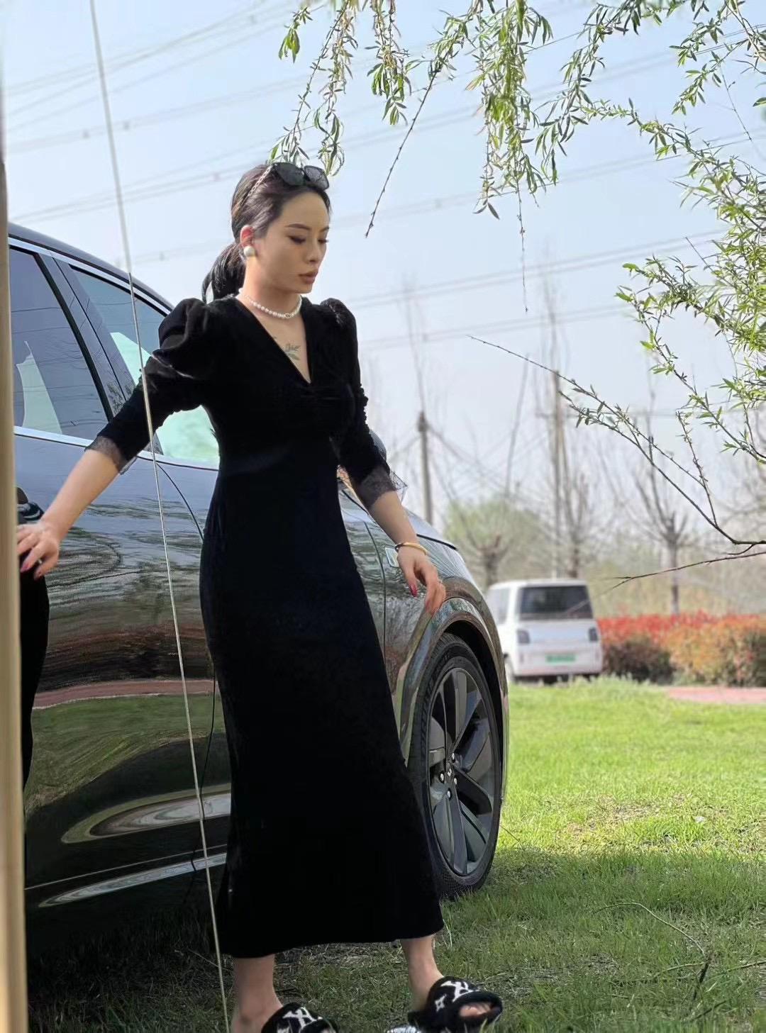 一个只想挣钱的姑娘，不是因为她多喜欢钱，而是她明白，别人的屋檐再大，都...