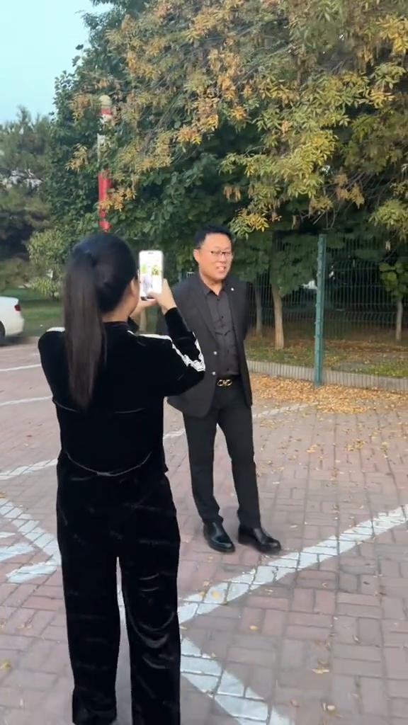 幸福是什么？什么叫幸福？糊涂又明白，明白又糊涂。有的人幸福就是盖三间屋，有的人有