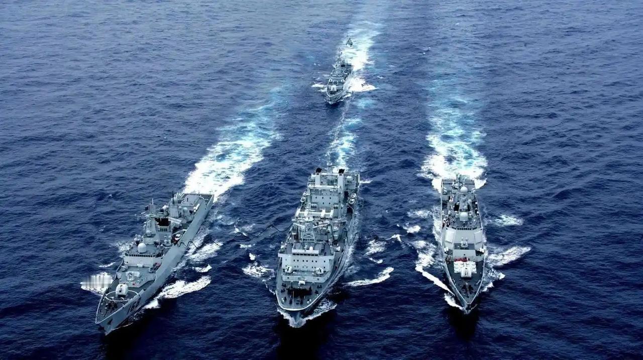 南海海域舰机穿梭，多国联合军演拉开帷幕，海上对峙风险持续攀升。
3 月 25 日