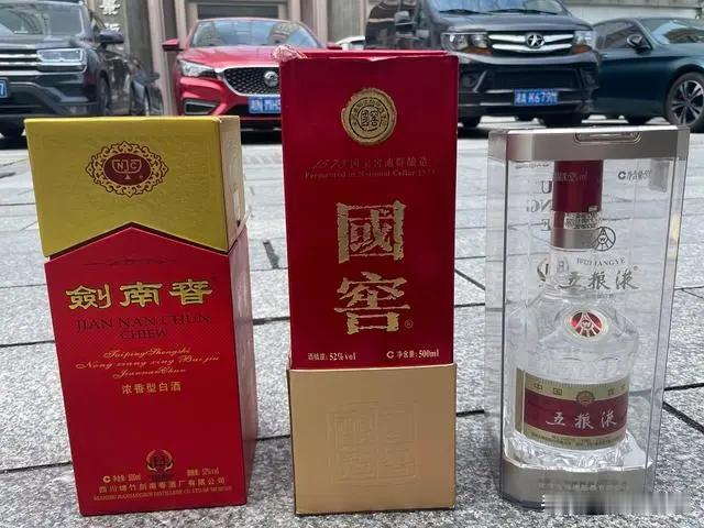 “卖假货还有理了”？湖南长沙，男子去饭店吃饭，花2600多点了三瓶白酒，结果发现