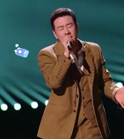 杨坤去唱歌比赛被淘汰了。

这次他去参加歌手第五期比赛，自信满满的去了，最后一名