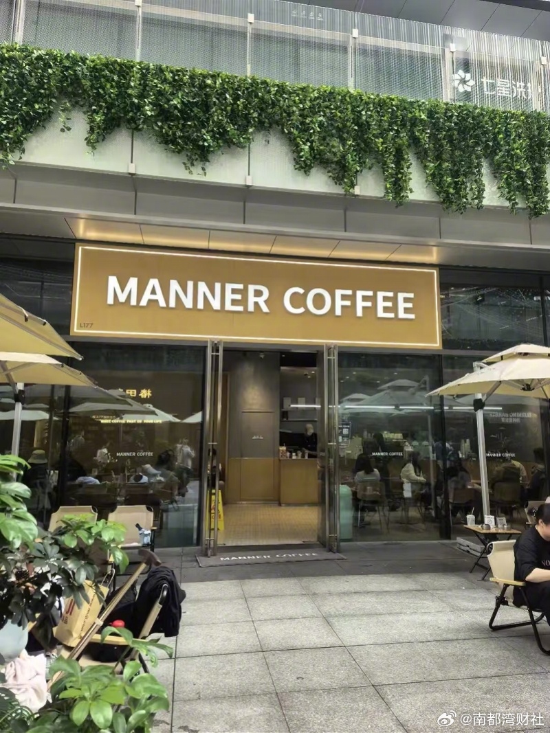 【知名咖啡被投诉“超大杯里套小杯”！门店回应：太忙导致失误】#知名咖啡被投诉超大