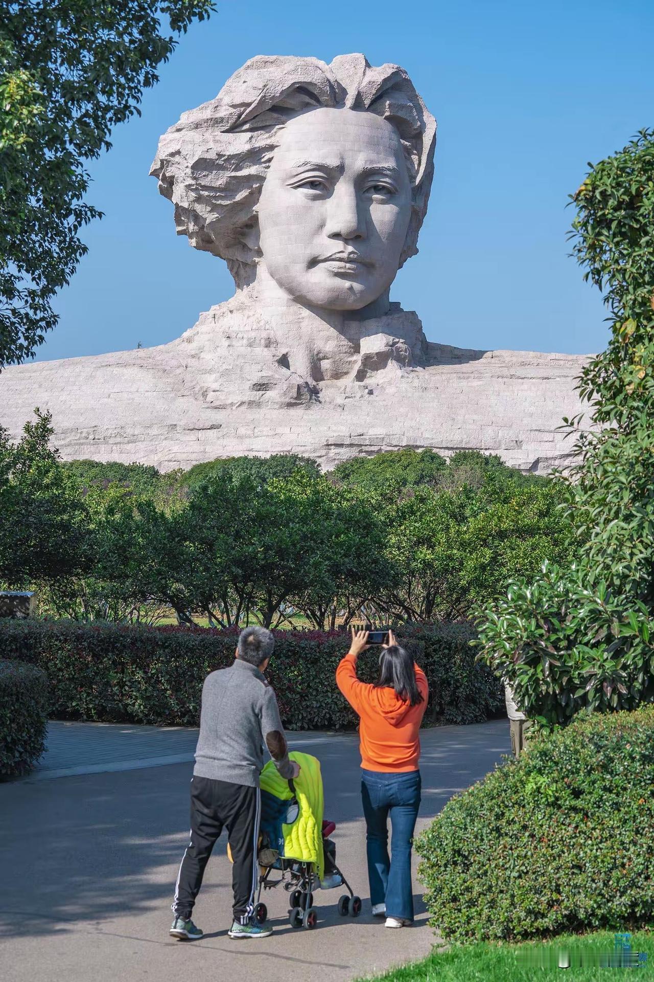 衡量一位领导人伟大不伟大，人民群众拥护不拥护，不用看在位时民众对他如何，而是看他