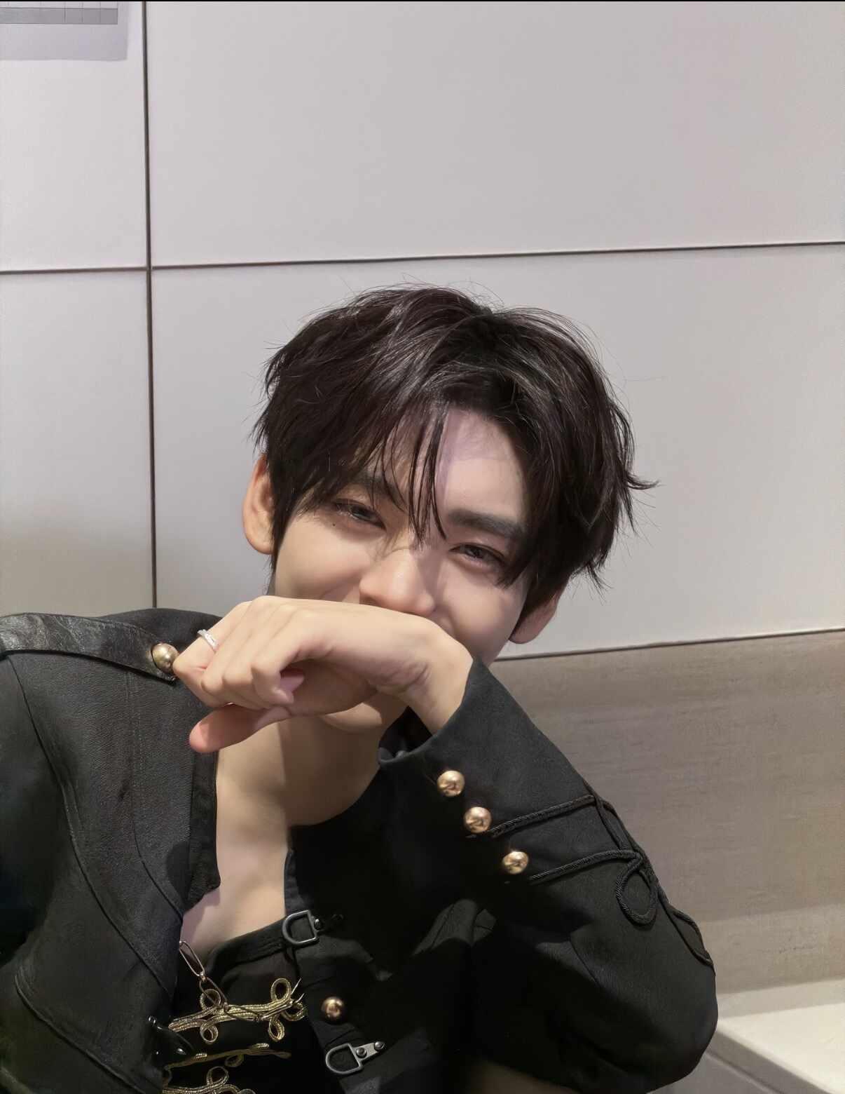 当你觉得一个人做什么都很可爱时你就完了
可是yujin是真的很可爱啊！！！韩维辰