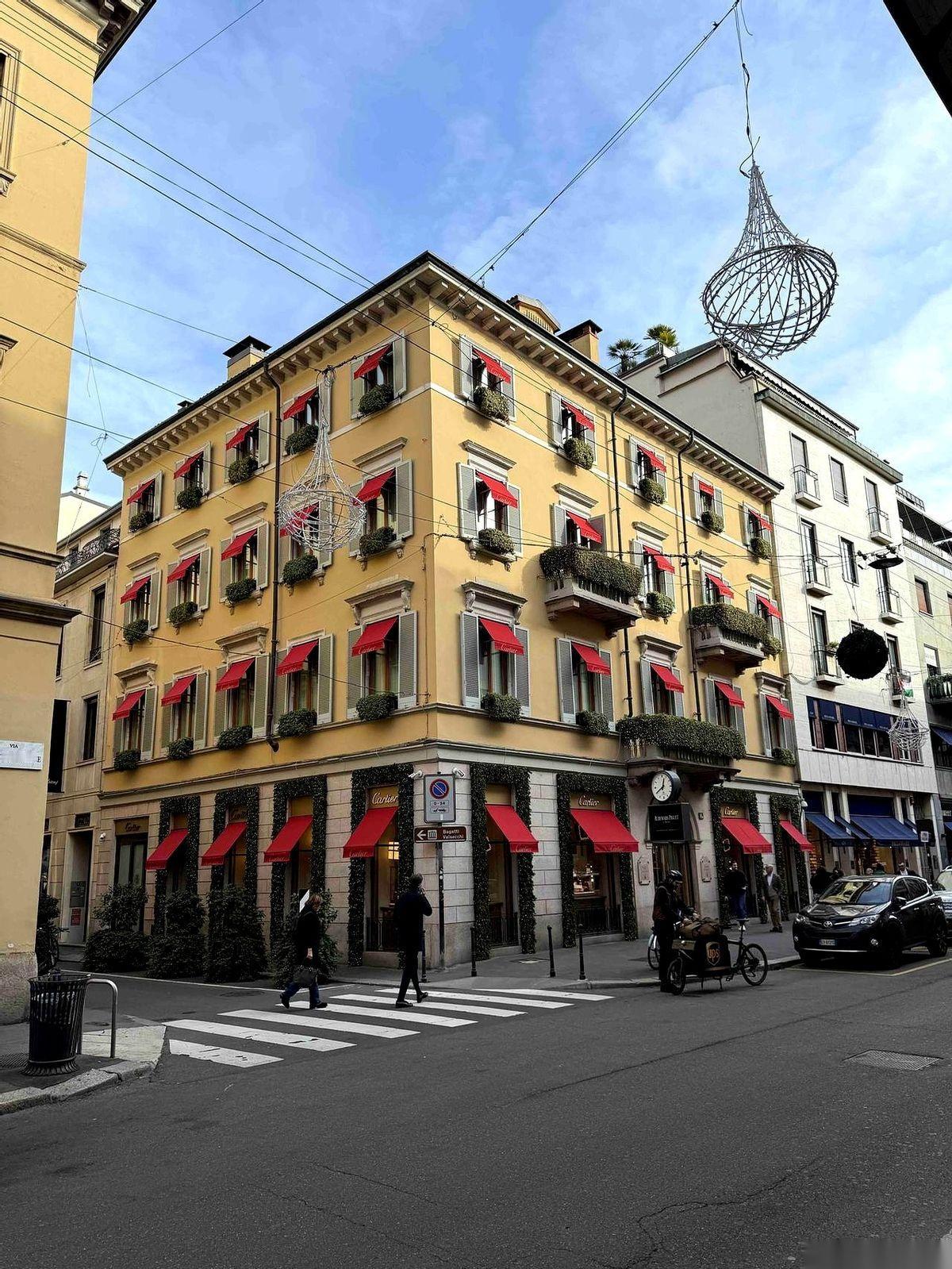 把简历拉出来，每条都像开了挂。
36岁，北大博士，985大学正教授，博导，国家级