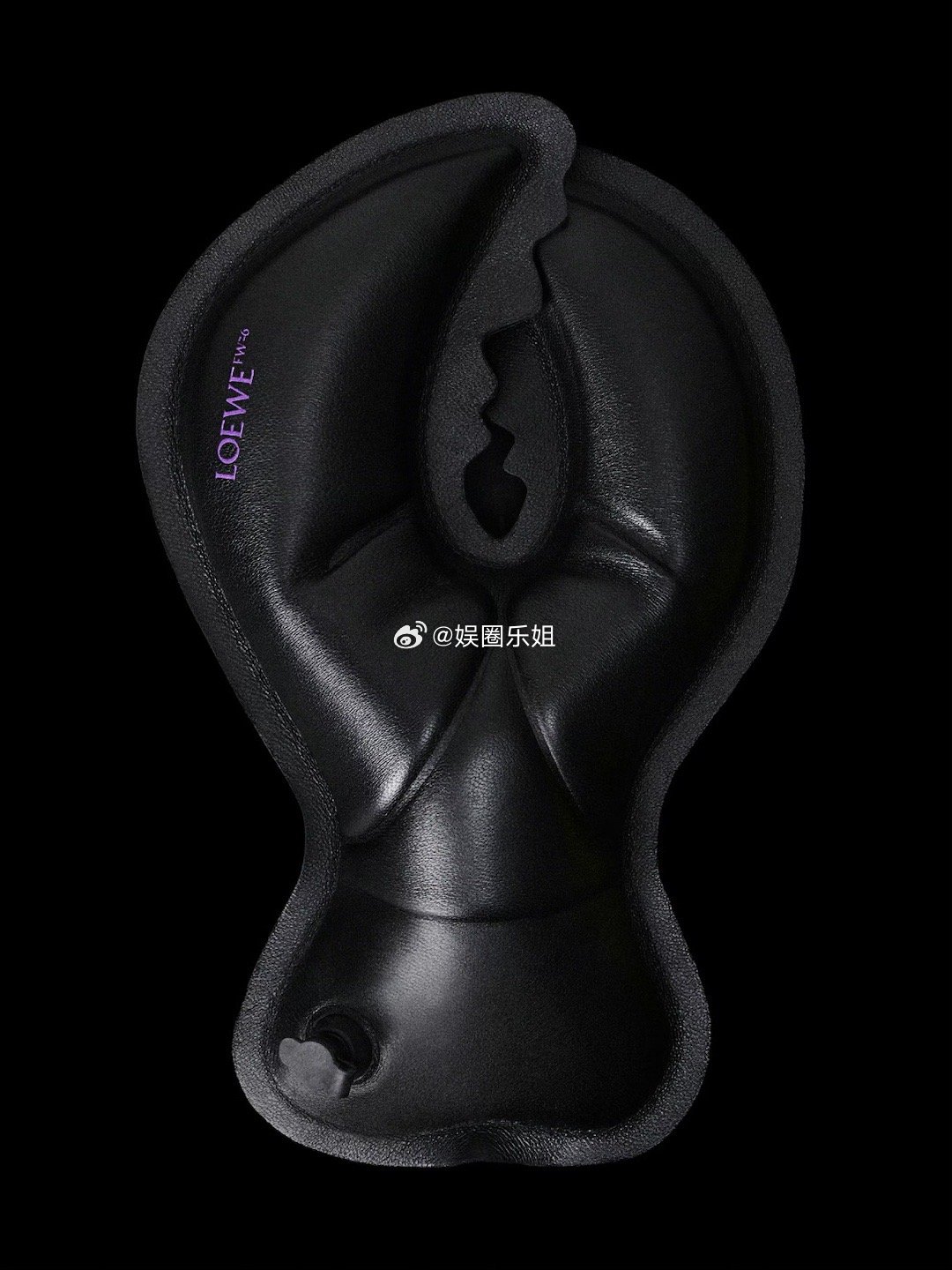 直击时尚幕后 ｜LOEWE大秀即将开启🔛一张邀请函，已经把本季野心全写在表面，