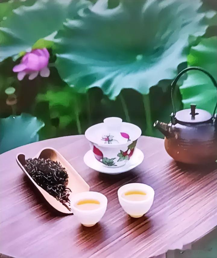 “千人同茶不同味”。人生这杯茶不同的人喝出不同味道，同样的人生，不同的人有不同的
