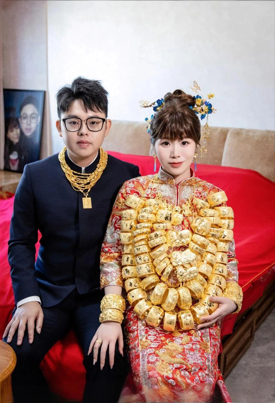 广东人婚礼都这么奢华吗？这排面也太豪横了吧！简直就是“行走的金铺”！