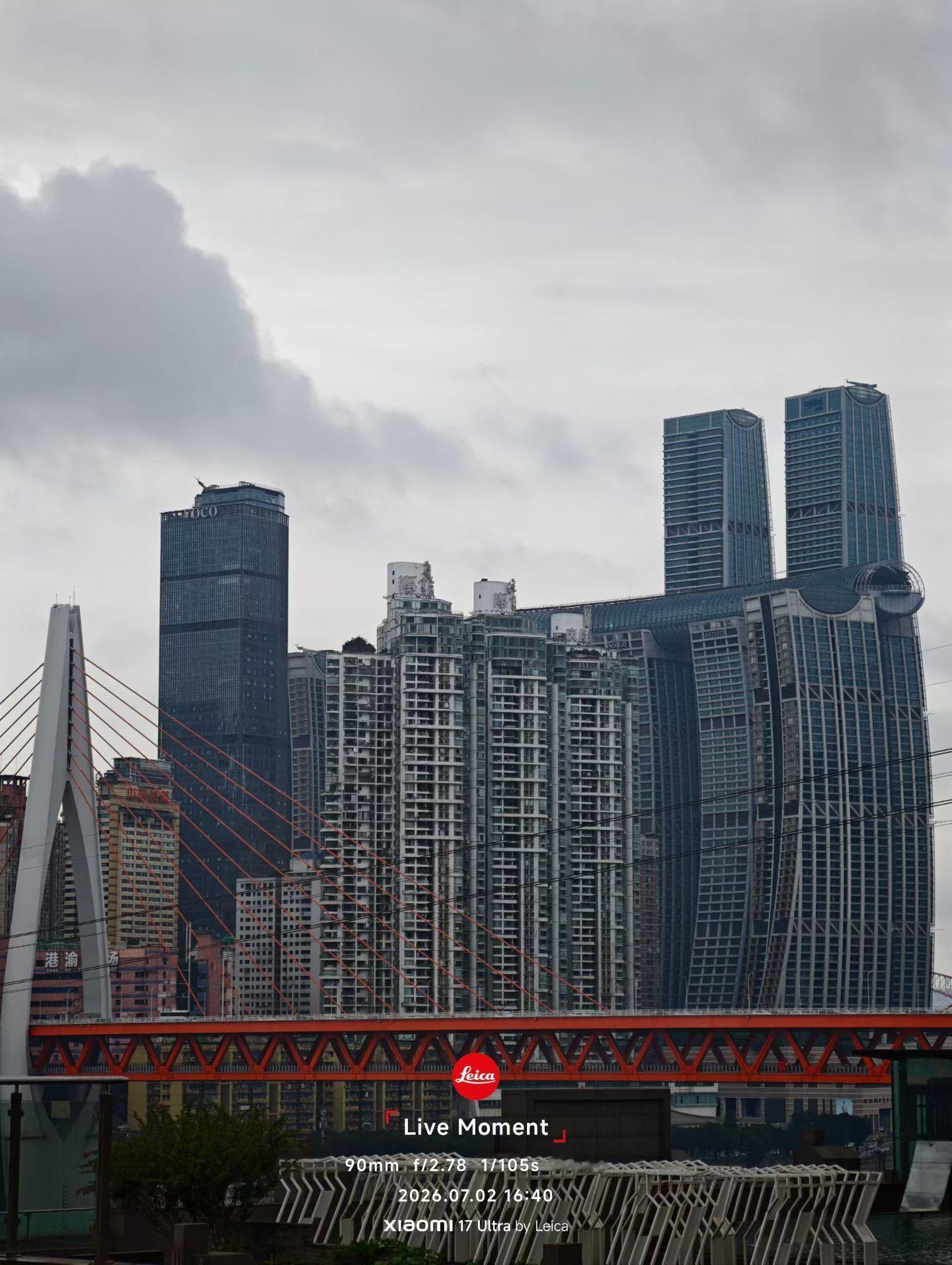 娃这两天喜欢上了Photo Walk，拿上地铁卡和同学到处跑，拍完了就发朋友圈。
