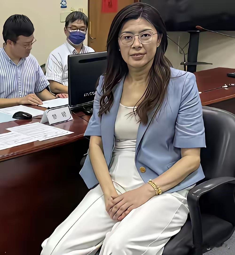 郑丽文任国民党主席陷困境：内部分裂与任务艰巨待破局
 
2025年11月，郑丽文