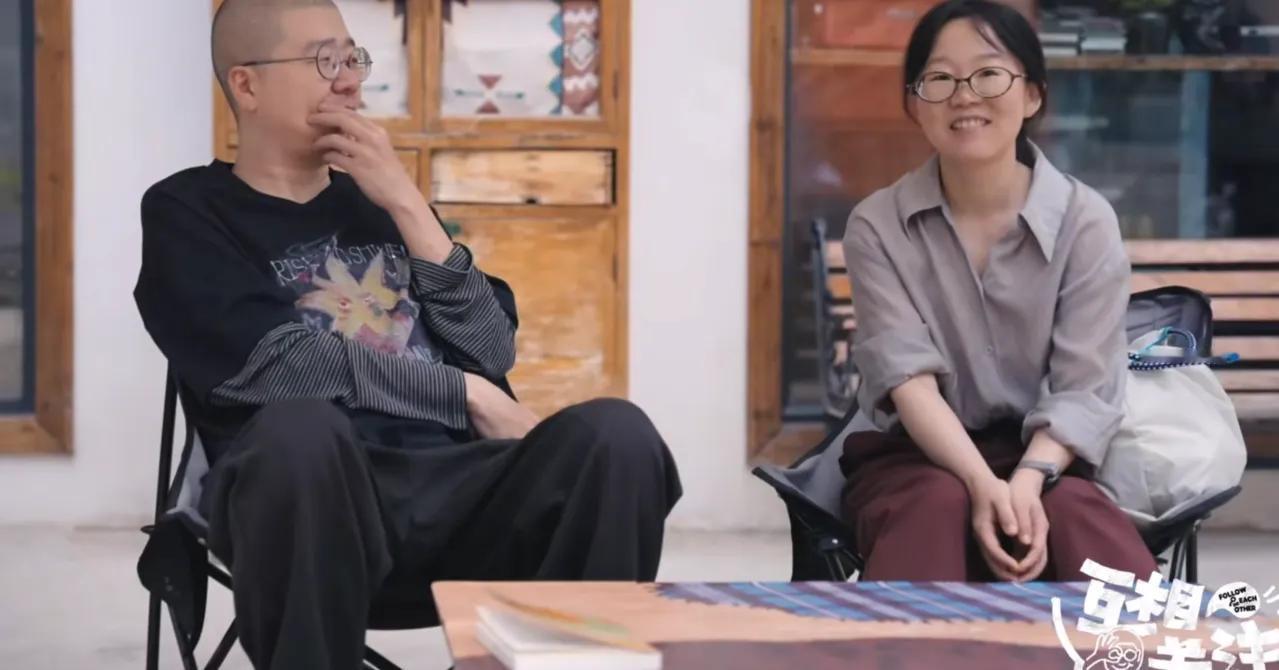 不是没话题，是性格。
长期独处养成的性格。
长时间一个人待着，一个人思考，内心世
