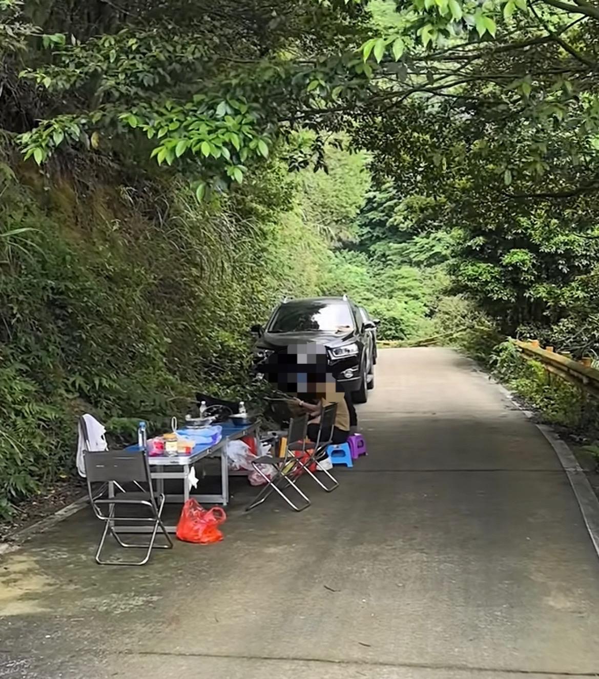 【玉林网红在景区道路停车野餐把路占】

近日，网友爆料称：玉林的一网红到景区里面