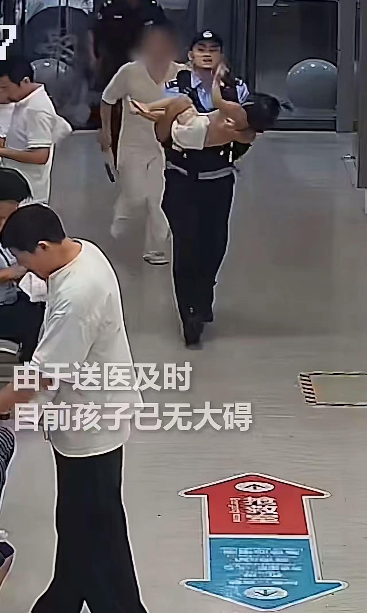 “同志，帮我引一下路，孩子没气了！”浙江嘉兴，2岁女童突发昏厥，家长送孩子途中看