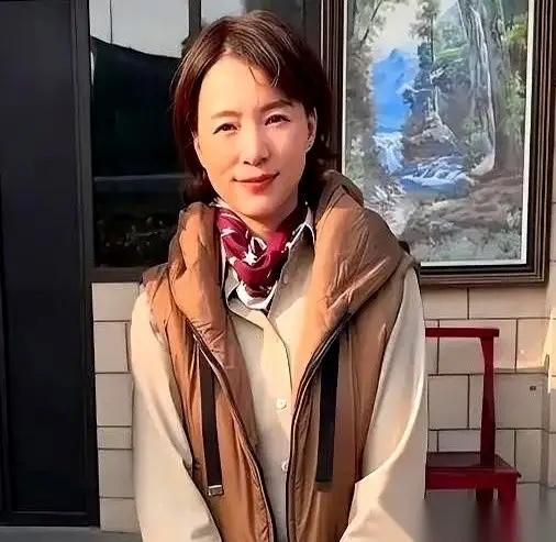 但这样的事能占公共资源，成为新闻头条，可见董卿不管身落何方，她的影响力还是很大的