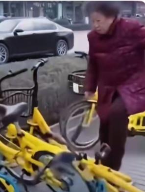 报应来的太快！有位大妈路上狠狠摔个屁股墩，坐地上挣扎好久疼得哇哇叫，路过的女孩想