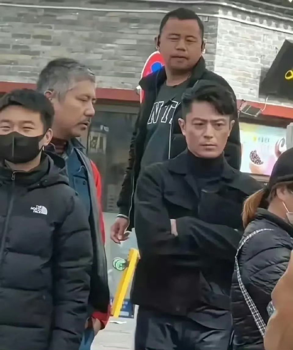 “46岁的霍建华放在人群中也是最亮眼的存在......” 