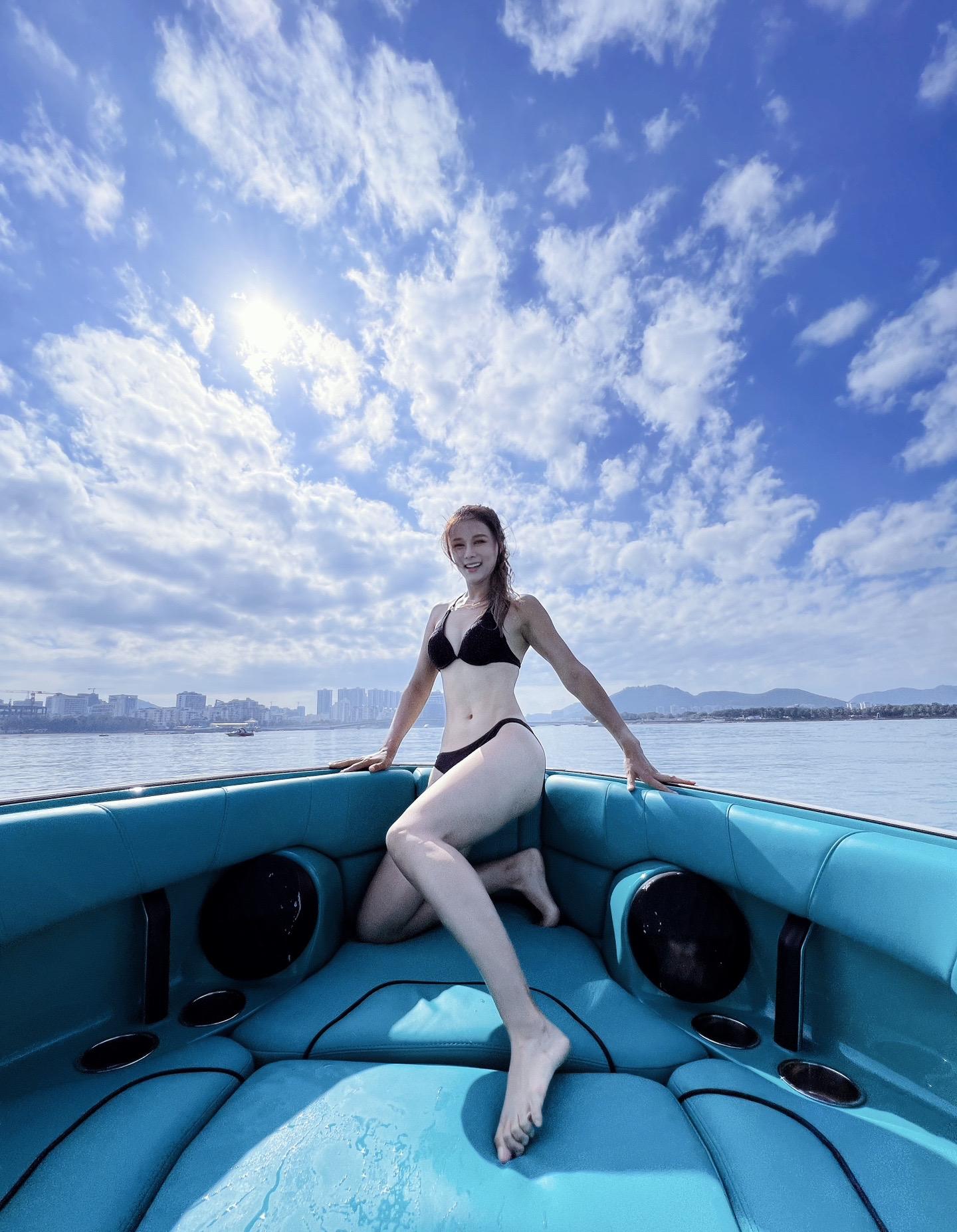 游艇冲浪照一波。尾波冲浪后，在游艇上拍照片是我的必备流程~