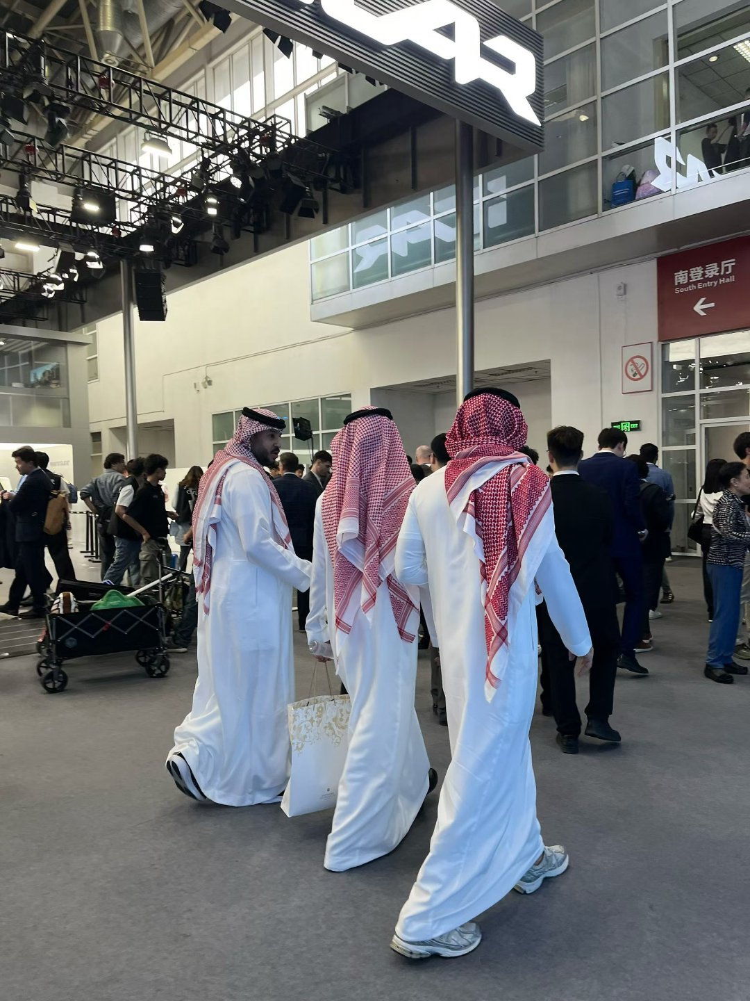 头顶一块布！热烈欢迎你们，来自五湖四海的国际友人们！百家车坛2026北京车展