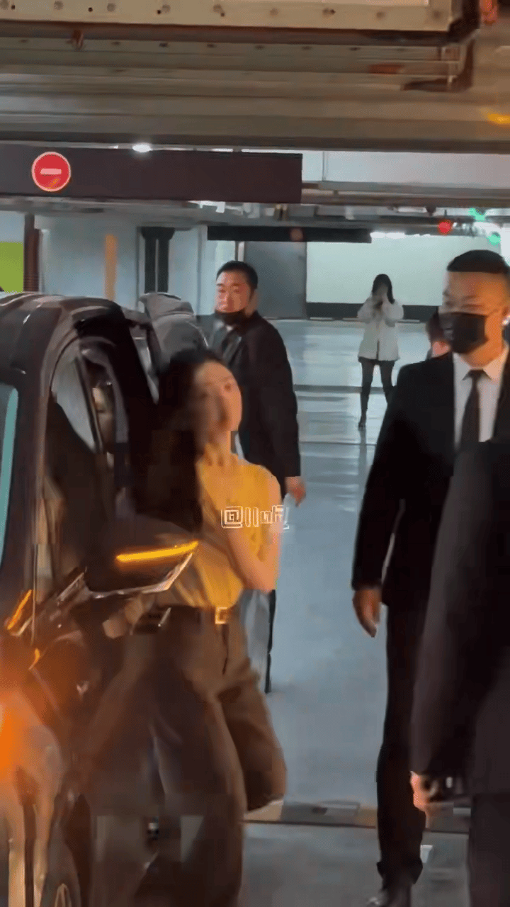 邓恩熙姐感 每一次亮相都能感受到她的成长与蜕变，如今这份游刃有余的从容尤其迷人。