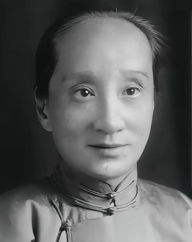 1909年，朱安从后面一把抱住鲁迅，对着他的耳朵央求道：“大先生，和我生个孩子吧